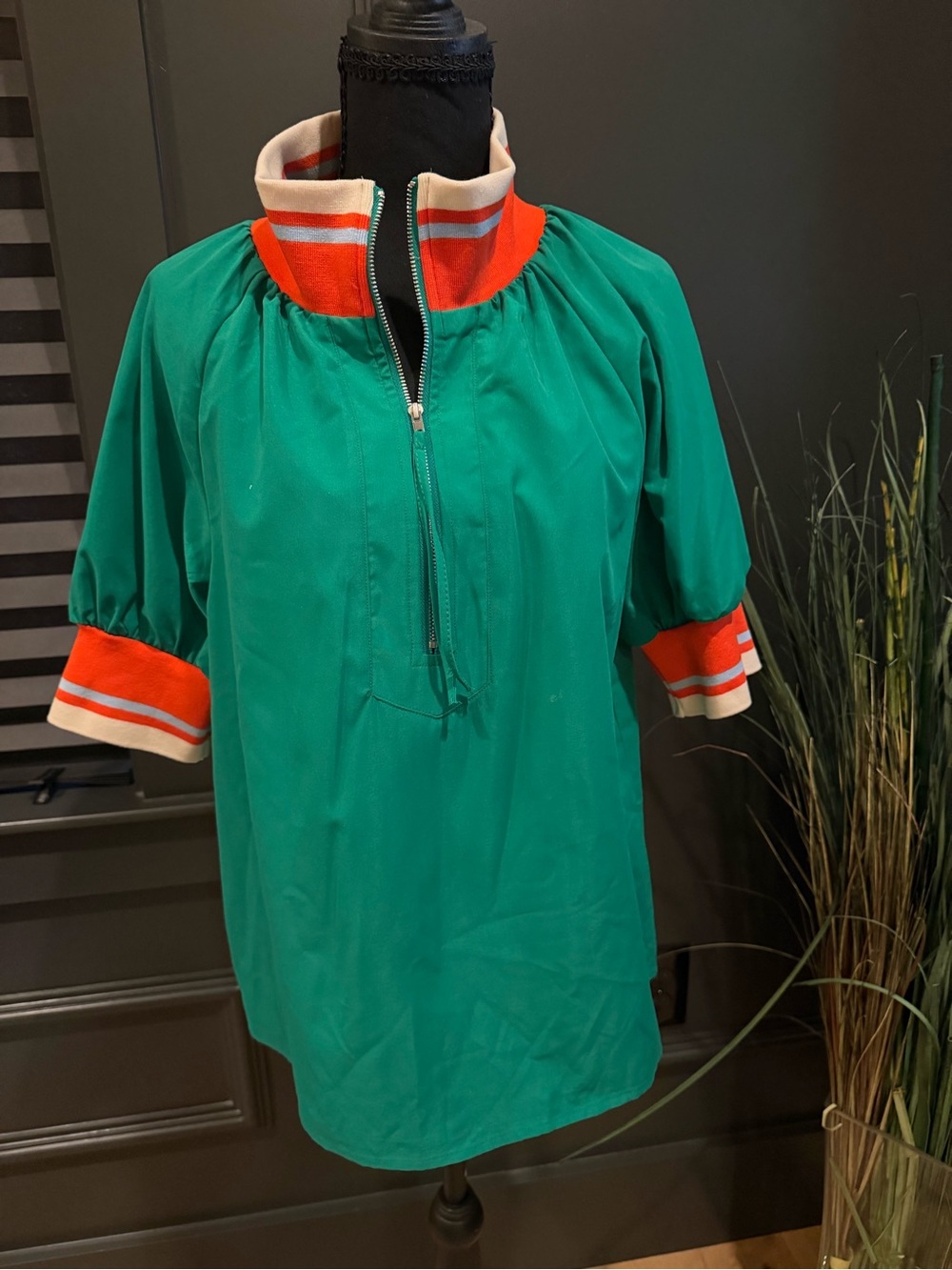 Green Short-Sleeve Pullover Top with Orange-Trim Collar